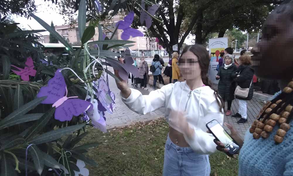 25N colgando adornos en arbol