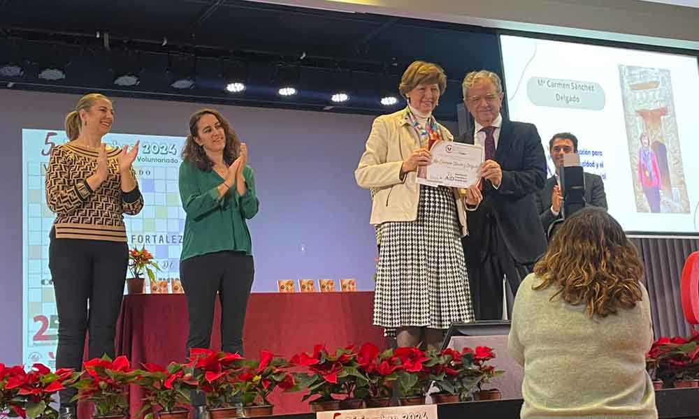 Entrega del reconocimiento a Mª Carmen por su voluntariado en AID